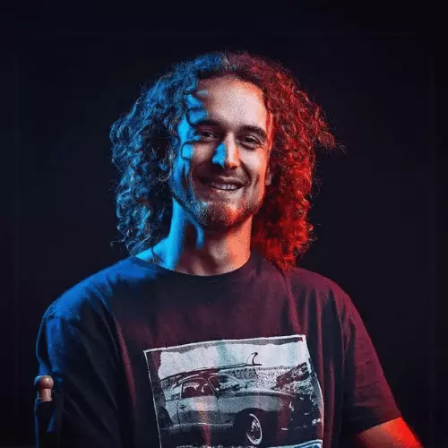 David-Berret-equipe-digitalchimist-formations-prestations David Berret, monteur vidéo chez Digitalchimist, dans un cadre professionnel et créatif.