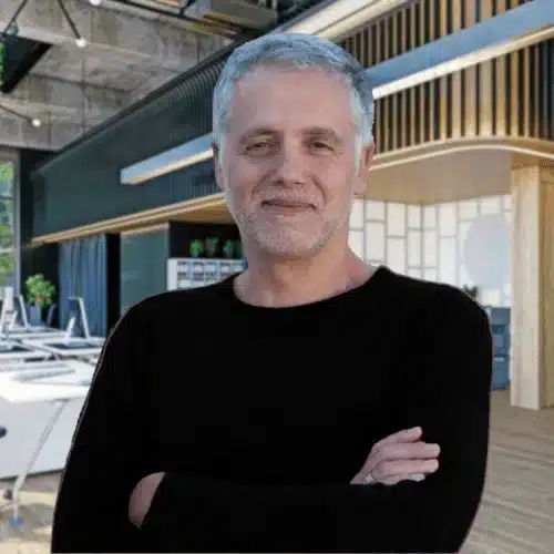 Frédéric Ribes - fondateur de Digitalchimist Frédéric Ribes,fondateur de Digitalchimist, dans un environnement professionnel moderne.