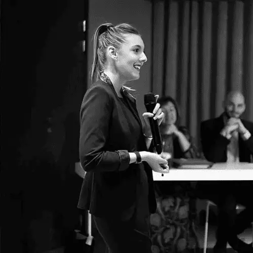 Jessica-Vuotto-masse-equipe-digitalchimist Jessica Vuotto, directrice de la formation chez Digitalchimist, intervenant lors d'une session.