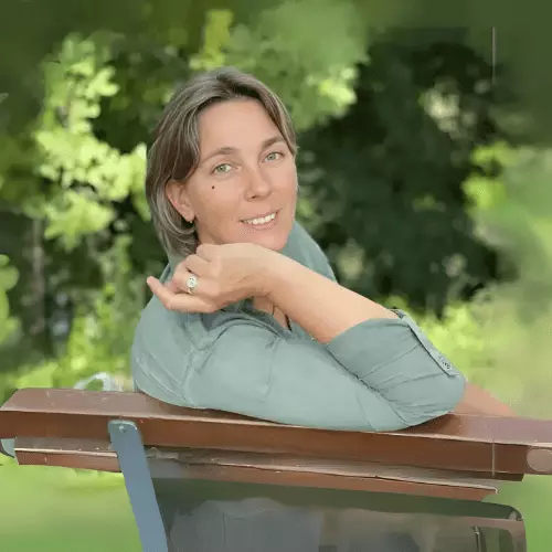 Nathalie-Louis-equipe-digitalchimist Nathalie Louis, coach de Digitalchimist, photographiée dans un cadre naturel et accueillant.